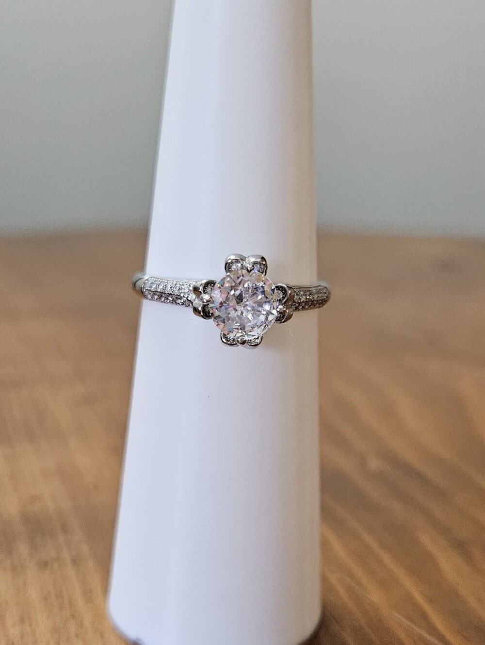 ●Ryze●•Sterling Silver Ring• Size 10 White Frost CZ Clover Setting